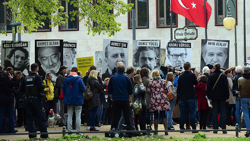 Proteste in Berlin vor der Botschaft der Türkei bei einer Aktion von Amnesty International und Reporter ohne Grenzen für Presse- und Meinungsfreiheit in der Türkei. Proteste in Berlin vor der Botschaft der Türkei bei einer Aktion von Amnesty International und Reporter ohne Grenzen für Presse- und Meinungsfreiheit in der Türkei.