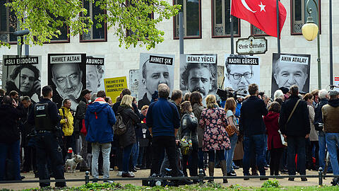 Proteste in Berlin vor der Botschaft der Türkei bei einer Aktion von Amnesty International und Reporter ohne Grenzen für Presse- und Meinungsfreiheit in der Türkei.