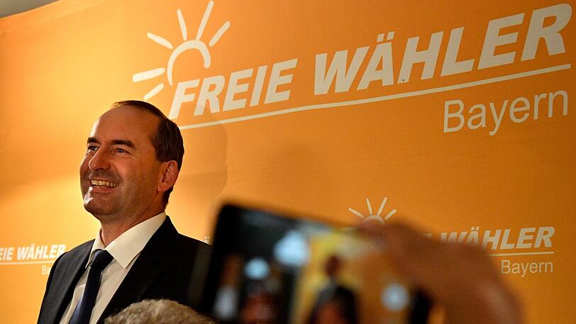 Freude bei FW-Spitzenkandidat und Parteichef Hubert Aiwanger: Mit 11,6 Prozent kommt seine Partei als Koalitionspartner für die CSU infrage.