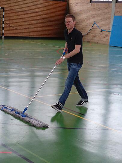 Handball ist schön, macht aber auch viel Arbeit. Mario Michel als flotter Feger