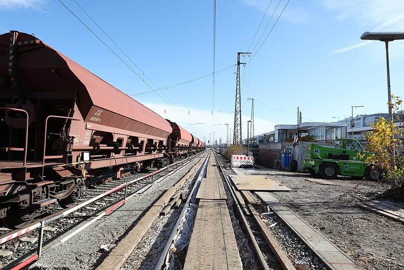 Etwa hier, kurz hinter dem Bahnhof Laim werden die Stammstrecken wieder zusammengeführt.