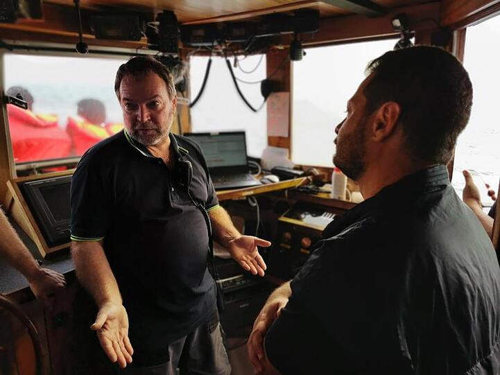 Kapitän Claus-Peter Reisch auf der Brücke des Rettungsschiffs "Eleonore".