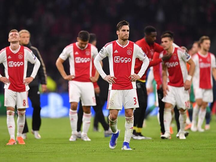Noch auf dem Rasen vergossen viele Ajax-Spieler die ersten Tränen.