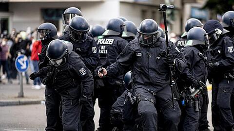 Die Polizei halten eine Teilnehmerin der Demonstration verschiedener palästinensischer Gruppen in Neukölln fest.