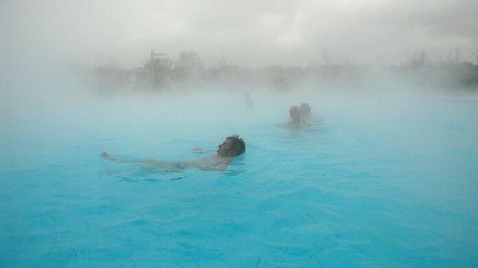 Schwimmer genießen das warme Wasser der Therme Erding. In 2530 Metern Tiefe wird hier 63 Grad warmes Wasser aus einer Quelle gewonnen und zum Heizen der Becken genutzt.