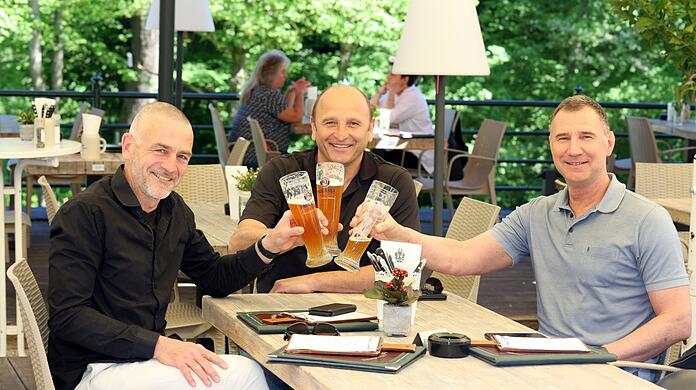 Magische Löwen: AZ-Reporter Florian Kinast (ganz links) spricht mit Thomas Miller (M.) und Bernhard Winkler (r.) im legendären Gasthof Hinterbrühl.