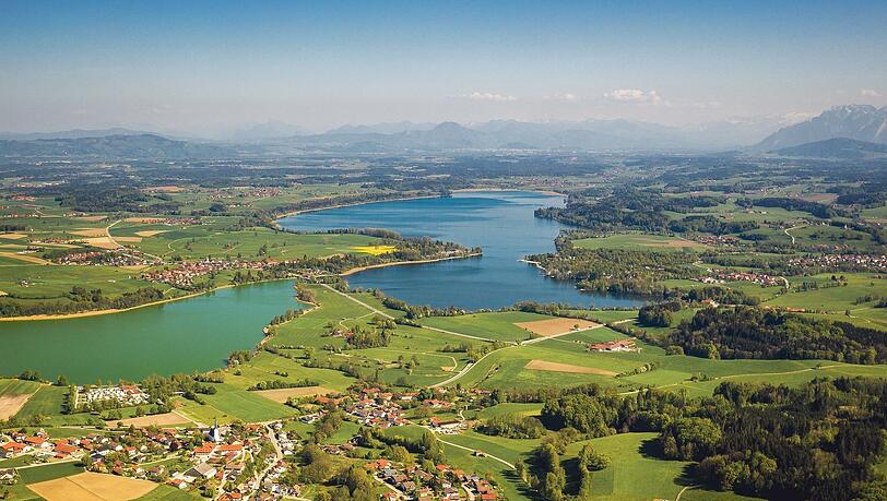 Links im Bild der Tachinger, rechts der Waginger See.