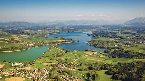 Links im Bild der Tachinger, rechts der Waginger See.