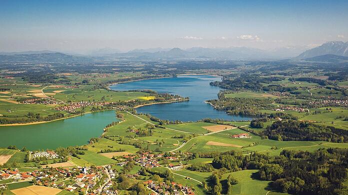 Links im Bild der Tachinger, rechts der Waginger See.