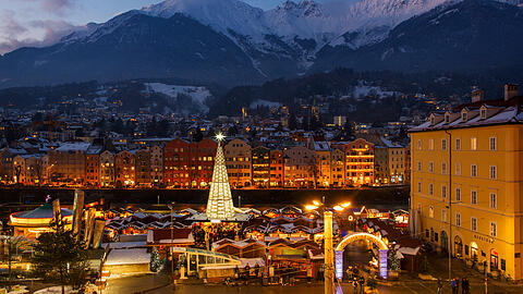 Der Christkindlmarkt am Marktplatz verzaubert die Besucher mit dem funkelnden Swarovski Kristallbaum.