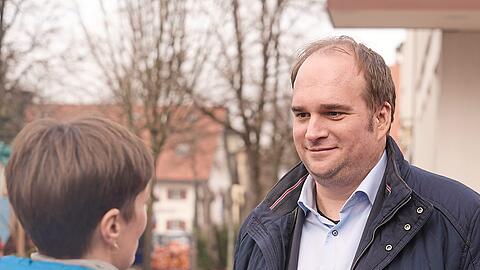 Auf einem Wochenmarkt in Großhadern verteilt der SPD-Kandidat Sebastian Roloff Flyer. Eigentlich lebt er in Giesing. Doch sein Wahlkreis, der Münchner Süden, ist groß und vielfältig.