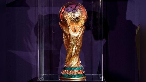 Um diesen Pokal geht es auch 2026 wieder: Jetzt startet der Vorverkauft zur FIFA Fußball-WM im kommenden Jahr.