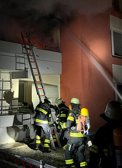 Die Feuerwehr M&uuml;nchen beim L&ouml;schangriff bei einem Balkonbrand in der Wintersteinstra&szlig;e.
