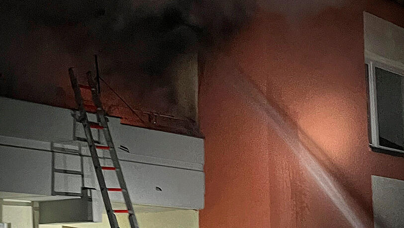 Die Feuerwehr München beim Löschangriff bei einem Balkonbrand in der Wintersteinstraße. Die Feuerwehr München beim Löschangriff bei einem Balkonbrand in der Wintersteinstraße.