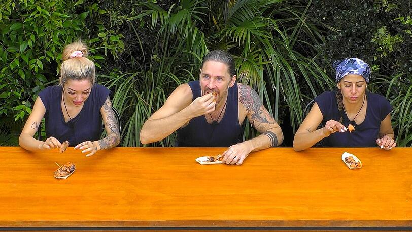 Ariel Hediger, Gil Ofarim und Eva Benetatou wurde Ekel-Essen vorgesetzt.