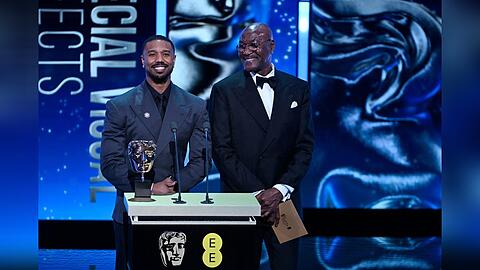 Michael B. Jordan (links) war bei den BAFTA-Awards f&uuml;r seine Rolle in "Sinners" als bester Hauptdarsteller nominiert.