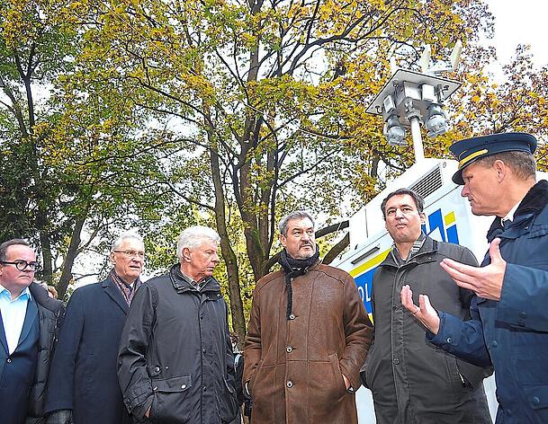 November 2024: Ministerpräsident Markus Söder (CSU, 3.v.r.) lässt sich vom Polizeipräsidenten Thomas Hampel (r.) die Lage im Brennpunkt Alter Botanischer Garten erklären. Auch der damalige OB Dieter Reiter (SPD, 3.v.l.) und Innenminister Joachim Herrmann (2.v.l.) sind dabei. November 2024: Ministerpräsident Markus Söder (CSU, 3.v.r.) lässt sich vom Polizeipräsidenten Thomas Hampel (r.) die Lage im Brennpunkt Alter Botanischer Garten erklären. Auch der damalige OB Dieter Reiter (SPD, 3.v.l.) und Innenminister Joachim Herrmann (2.v.l.) sind dabei.