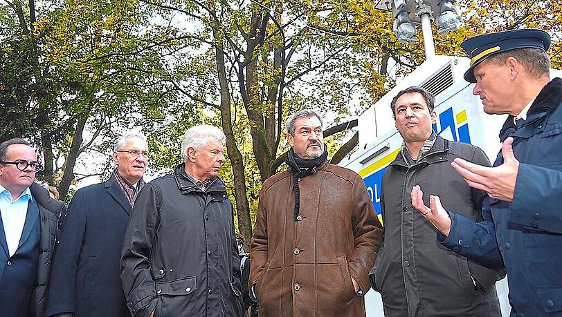 November 2024: Ministerpräsident Markus Söder (CSU, 3.v.r.) lässt sich vom Polizeipräsidenten Thomas Hampel (r.) die Lage im Brennpunkt Alter Botanischer Garten erklären. Auch der damalige OB Dieter Reiter (SPD, 3.v.l.) und Innenminister Joachim Herrmann (2.v.l.) sind dabei. November 2024: Ministerpräsident Markus Söder (CSU, 3.v.r.) lässt sich vom Polizeipräsidenten Thomas Hampel (r.) die Lage im Brennpunkt Alter Botanischer Garten erklären. Auch der damalige OB Dieter Reiter (SPD, 3.v.l.) und Innenminister Joachim Herrmann (2.v.l.) sind dabei.