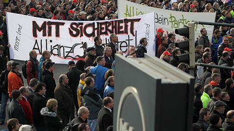 Die Beschäftigten von Manroland Augsburg demonstrieren bei der Augsburger IG-Metall-Demonstration vor dem Unternehmensgebäude für den Erhalt ihres Standortes. Auch in Plauen und Frankfurt fanden Kundgebungen statt.