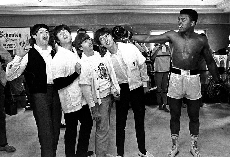 Clay, der inzwischen seine Mitgliedschaft in der Nation of Islam öffentlich gemacht und seinen Namen in Muhammad Ali geändert hatte, war Mitte der 60er auf dem Höhepunkt seiner Karriere. Seine Popularität nahm Ausmaße an, die auf einer Stufe mit Popstars wie den Beatles standen.