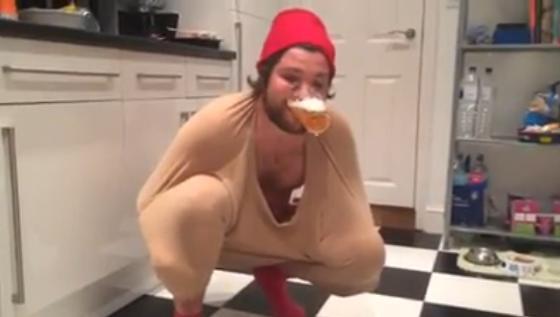 Dieser Neknominate öffnet bei seiner Challenge die Dose mit dem Mund, schüttet das Bier ins Glas und trinkt es.