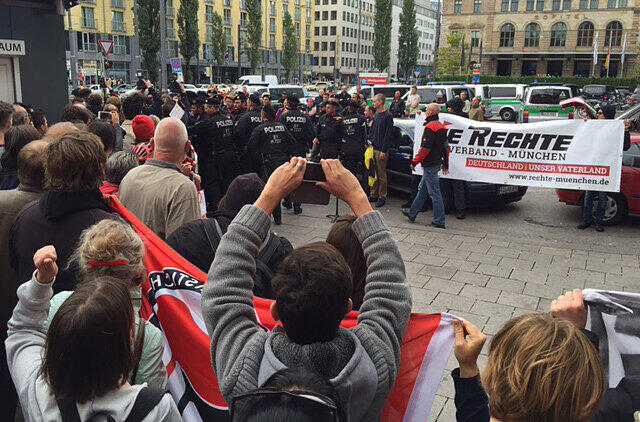 Rechtsextremist Hasselbach verliert sein Manuskript an einen Gegendemonstranten, die Polizei schreitet ein.
