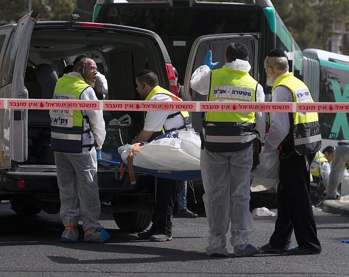 Zwei palästinensische Attentäter bringen einen Bus in ihre Gewalt, ein anderer rast in Menschen, die an einer Bushaltestelle warten.