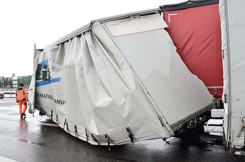 Bilder vom Lkw-Unfall in Kirchheim bei München: Ein Lkw übersah ein Stauende und daraufhin einem anderen Sattelzug auf.