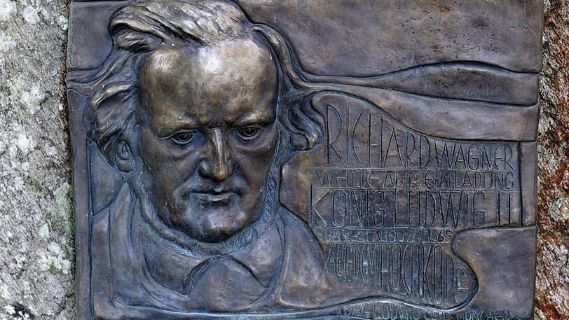 Eine Gedenktafel am Wegesrand erinnert an den von Ludwig so verehrten Komponisten Richard Wagner.