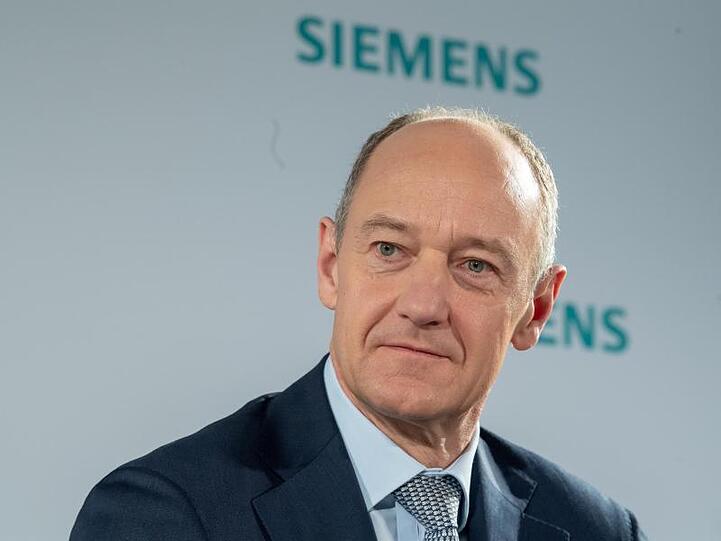 Roland Busch, neuer Chef von Siemens, schaut in die Runde. Foto: Peter Kneffel/dpa/Archivbild