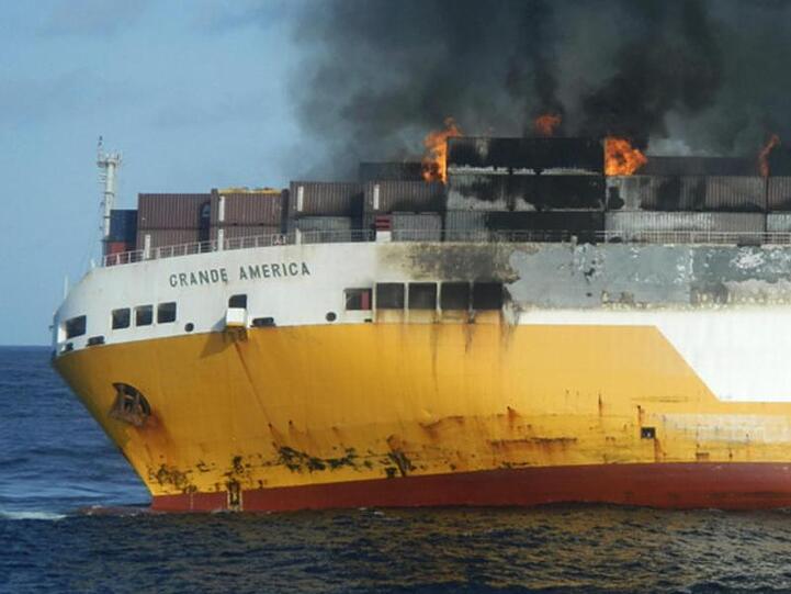 Der Beginn des Dramas: Die brennende "Grande America" war in Schieflage geraten.