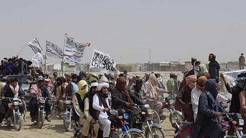 Anhänger der militant-islamistischen Taliban marschieren mit ihren weißen Fahnen in der Nähe der afghanisch-pakistanischen Grenzen.