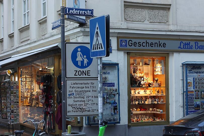 Ecke zur Orlandostraße: Hier geht's, wie man sieht, zum Hofbräuhaus.