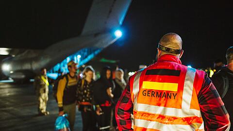 Aus dem Sudan evakuierte Personen treffen auf der jordanischen Luftwaffenbasis Al-Azraqu ein.