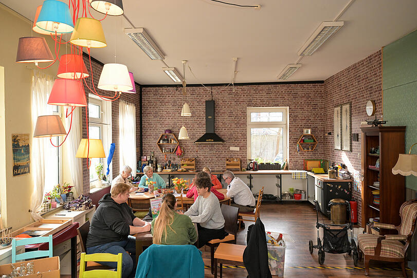 Am Nachmittag gibt es Kaffee und Kuchen, in der Küche wird abends gemeinsam gekocht. Die Aufgaben werden unter den Besuchern aufgeteilt, jeder darf und soll etwas beitragen.