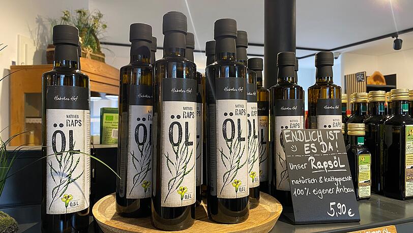 Das sortenreine Rapsöl ist eine regionale Alternative zum Olivenöl. Es schmeckt nussig und fein. Das sortenreine Rapsöl ist eine regionale Alternative zum Olivenöl. Es schmeckt nussig und fein.