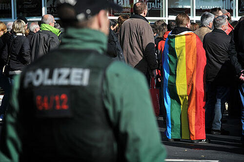 Ein Polizist einer Hundertschaft beobachtet am Samstag (30.10.2010) eine Demonstration gegen einen Neonazi-Aufmarsch in Wunsiedel (Oberfranken).