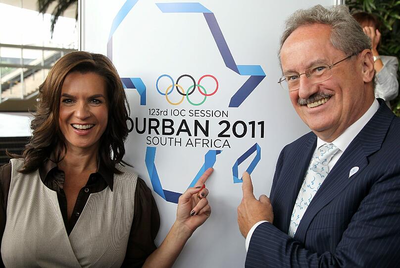 Katarina Witt von der Bewerbungsgesellschaft "München 2018" und Münchens Oberbürgermeister Christian Ude bei einem Fototermin in Durban