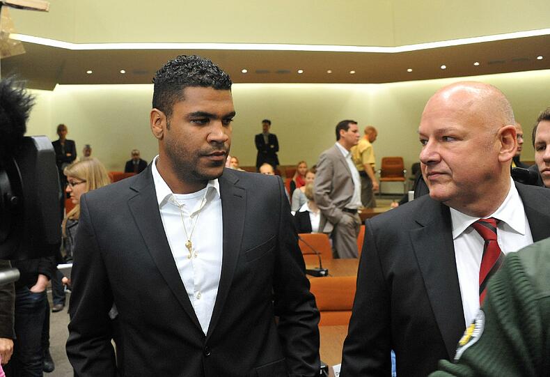 Knapp neun Monate nach dem verheerenden Brand in seiner Villa muss sich Fußball-Profi Breno seit Mittwoch in München vor Gericht verantworten. Auch Ex-Bayern-Star Giovane Elber war vor Ort. Sehen Sie hier die Bilder vom Prozessauftakt.