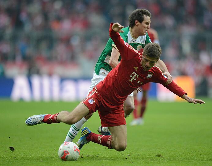 THOMAS MÜLLER: Note 3. Unscheinbar zu Beginn, dann aber wieder als Vorlagengeber präsent &ndash; zum 1:0 von Mandzukic. Elfter Liga-Assist. Als Schütze weniger zielsicher (35.). Nach 70 Minuten raus. Sonntag ist auch noch ein Tag &ndash; und ein Test bei Alemannia Aachen.