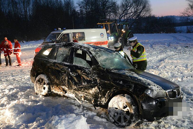 Tragischer Tod eines Ehepaars aus Landsberg: In der Vils konnten Einsatzkräfte nur noch die Leichen bergen. Der BMW X3 war wohl von der Straße abgekommen und in den eiskalten Fluss gerast.