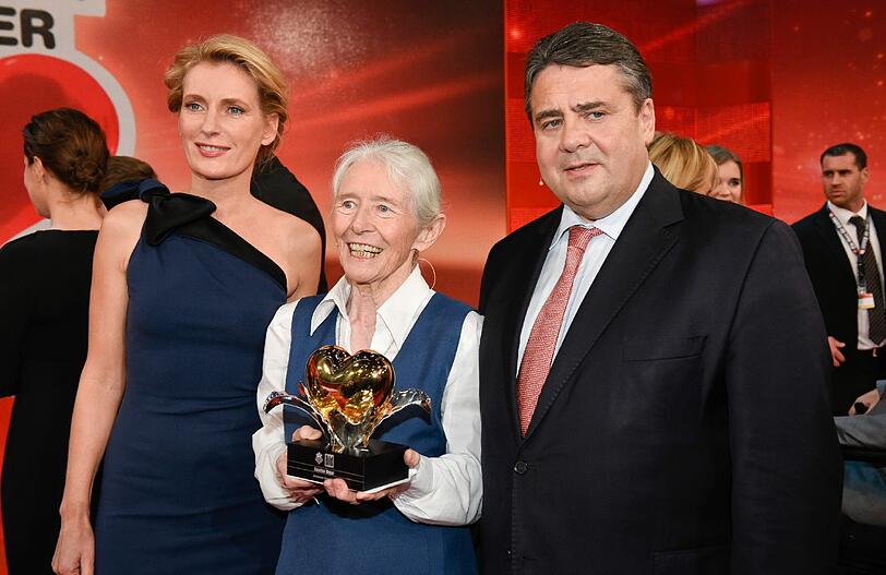 Die Ordensschwester Karoline Mayer mit Maria Furtwängler und Sigmar Gabriel