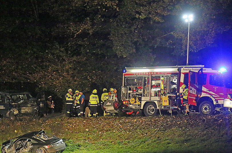 Nach dem Zusammenstoß wurde der 21-Jährige in seinem Audi-Wrack eingeklemmt. Er starb noch am Unfallort. Die Bilder vom Unfall.