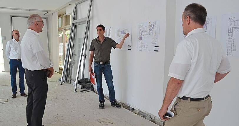 OB Putz (2.v.l.) vor Ort: Im Funktionsbau des Eisstadions werden Kabinen umgebaut und modernisiert sowie Büro- und Schulungsräume geschaffen.