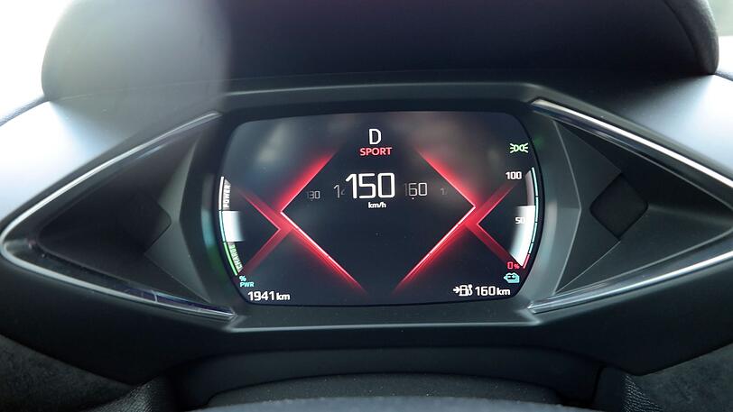 Die Anzeigen auf dem digitalen Cockpit lassen sich vielfältig einstellen. Und: Bei 150 Sachen wird abgeregelt.