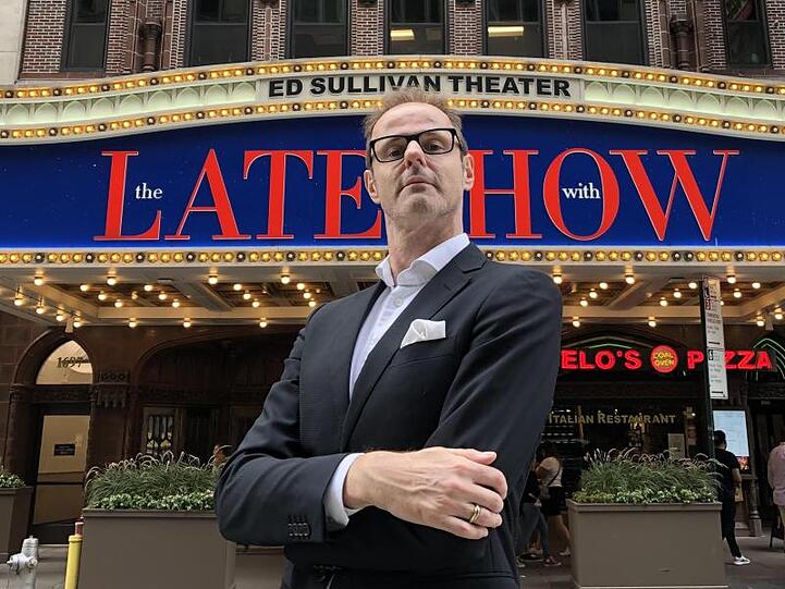 Comedian Vince Ebert steht vor dem New Yorker Ed Sullivan Theater. Foto: Privat/Ebert/dpa/Archivbild