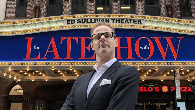 Comedian Vince Ebert steht vor dem New Yorker Ed Sullivan Theater. Foto: Privat/Ebert/dpa/Archivbild Comedian Vince Ebert steht vor dem New Yorker Ed Sullivan Theater. Foto: Privat/Ebert/dpa/Archivbild