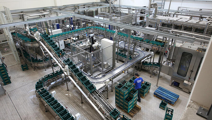 Der Bierkasten-Kreislauf in der Brauerei. Der Bierkasten-Kreislauf in der Brauerei.