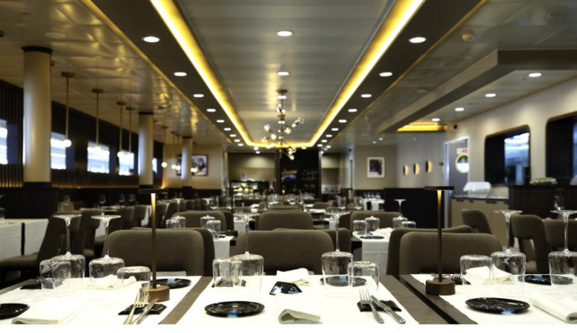 Cenate sulle onde: l'area ristorante colpisce per la sua pura eleganza.