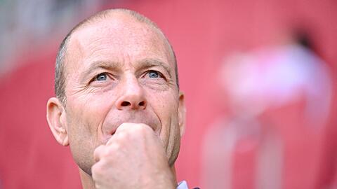 Augsburgs Trainer Jess Thorup steht vor dem Spiel im Stadion.